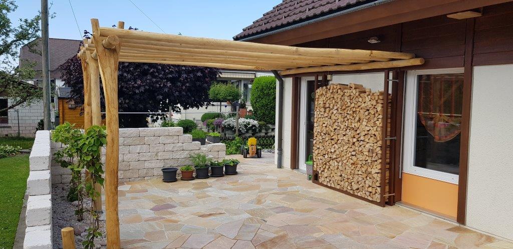 Holzpergola extra lang mit Stützen aus Kastanien Rundholz. Anbaupergola mit nur zwei Stützen.