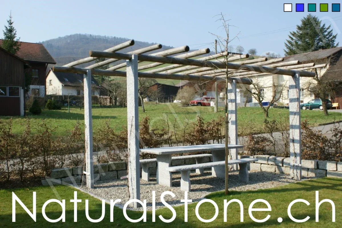 Steinpergola mit Dach aus Kastanien Rundholz.